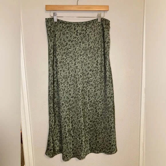 Olive/khaki green knee-length skirt - Picture 1 of 4